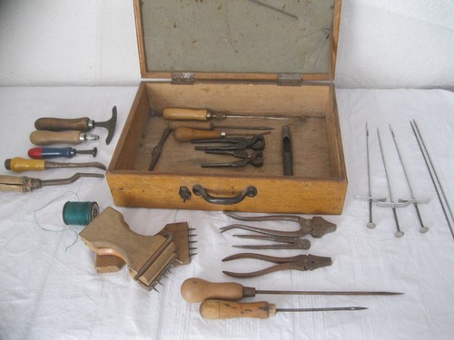 Alter holzkoffer mit sattler - mit, sattler-